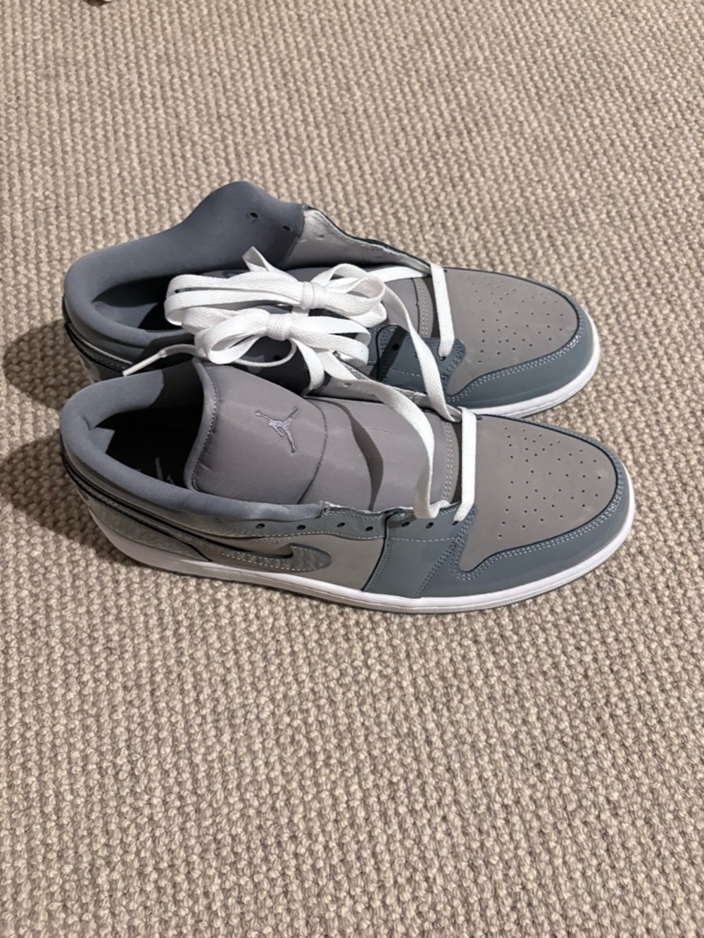 Nike Men's Low-Top Sneakers in Grey and White